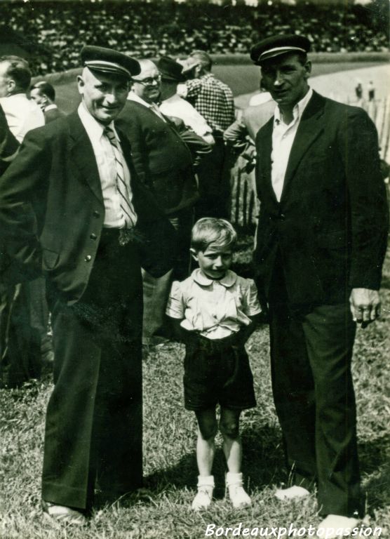 Marcel Martineau a été gardien du stade Lescure de 1943 à 1964. M. Duvert (à droite) était gardien du stade annexe. Robert, l'enfant, est le fils aîné de Marcel.